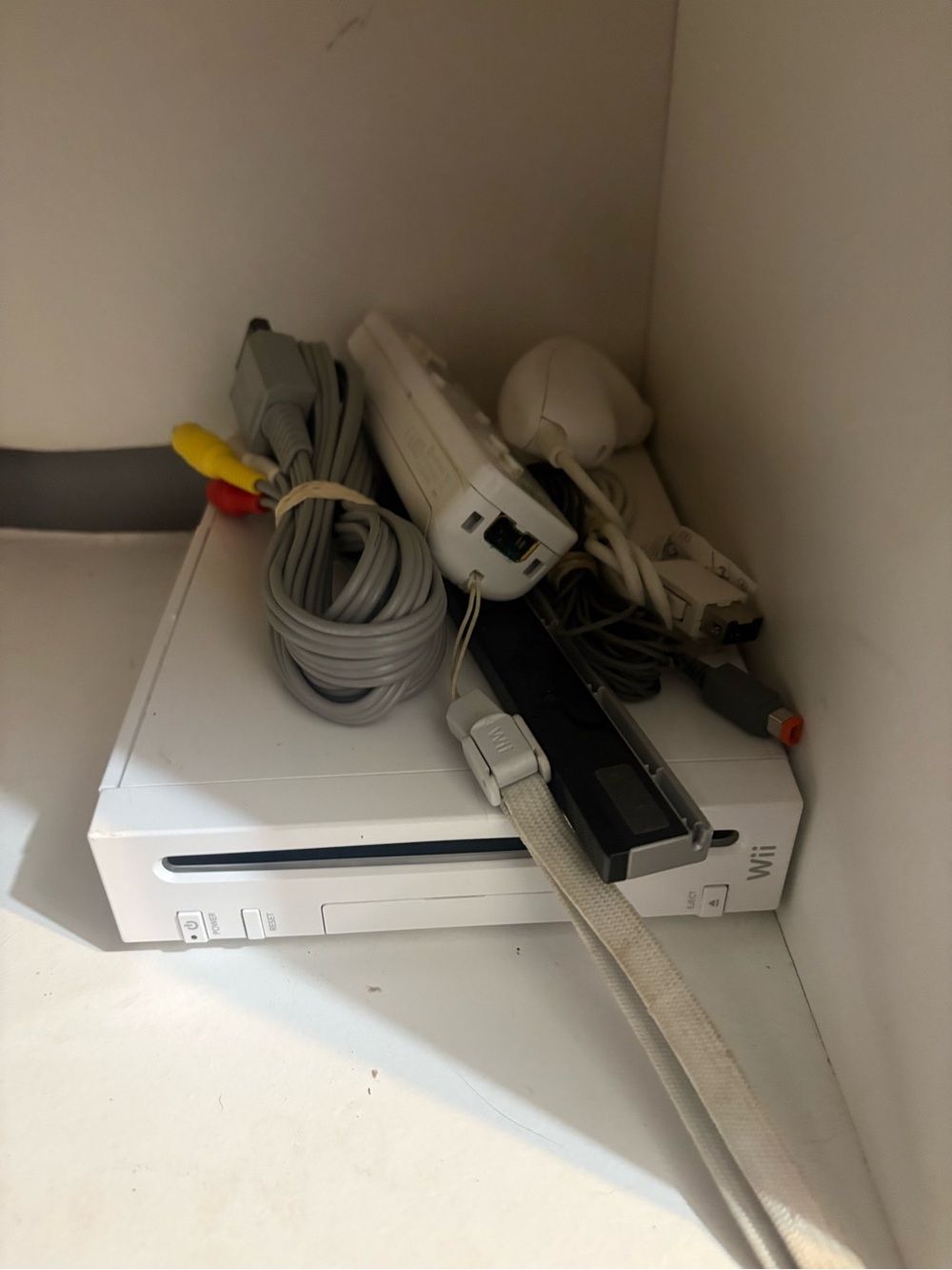 Nintendo Wii White Console Bundle - Classic Home Gaming